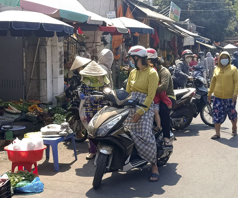Chợ tự phát Cô Giang (TP.Vũng Tàu) sáng 6/4 tấp nập người mua bán, nhiều người vẫn chưa tuân thủ việc giãn cách tối thiểu 2m. Ảnh: ĐÔNG HIẾU
