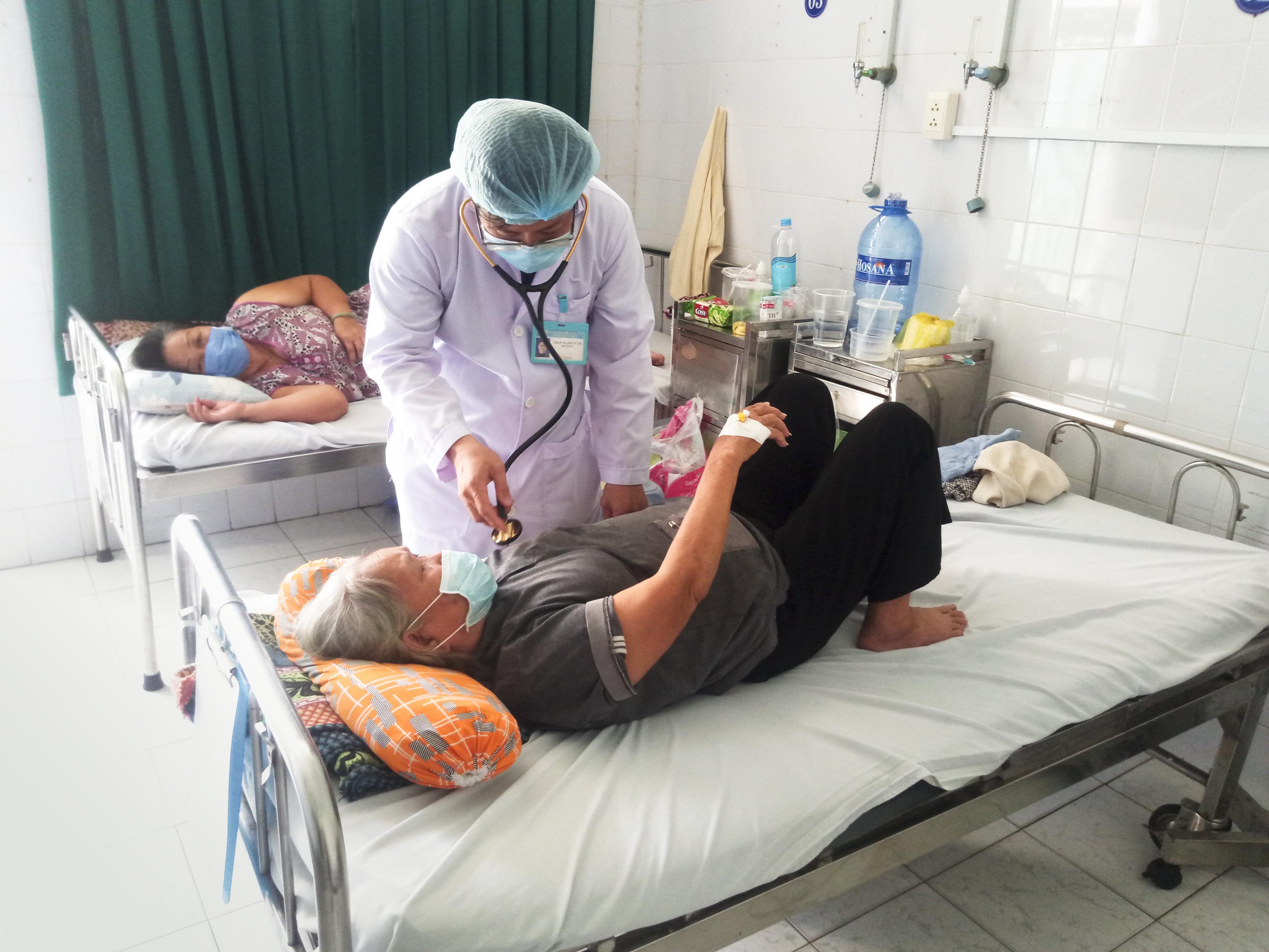 Bác sĩ thăm khám cho bệnh nhân đang điều trị tại Khoa Tim mạch lão, BV Lê Lợi.