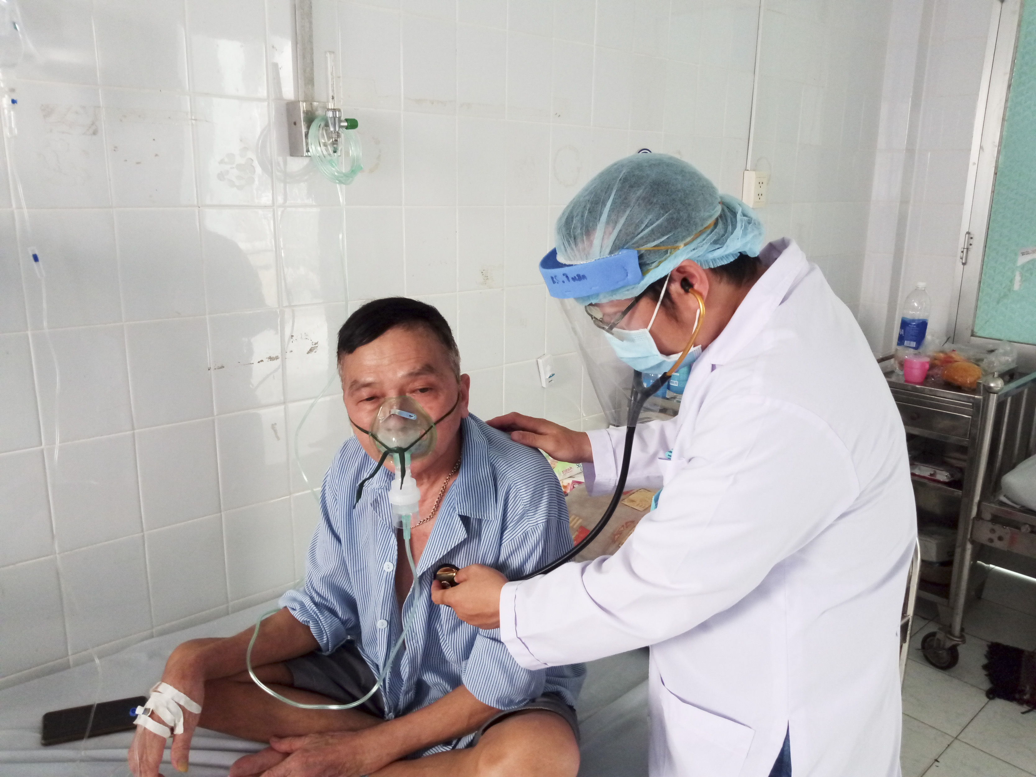 Một bệnh nhân bị phổi tắc nghẽn mãn tính nặng, thường xuyên lên cơn khó thở, nên phải ở lại Khoa Tim mạch lão, BV Lê Lợi để được theo dõi, điều trị.