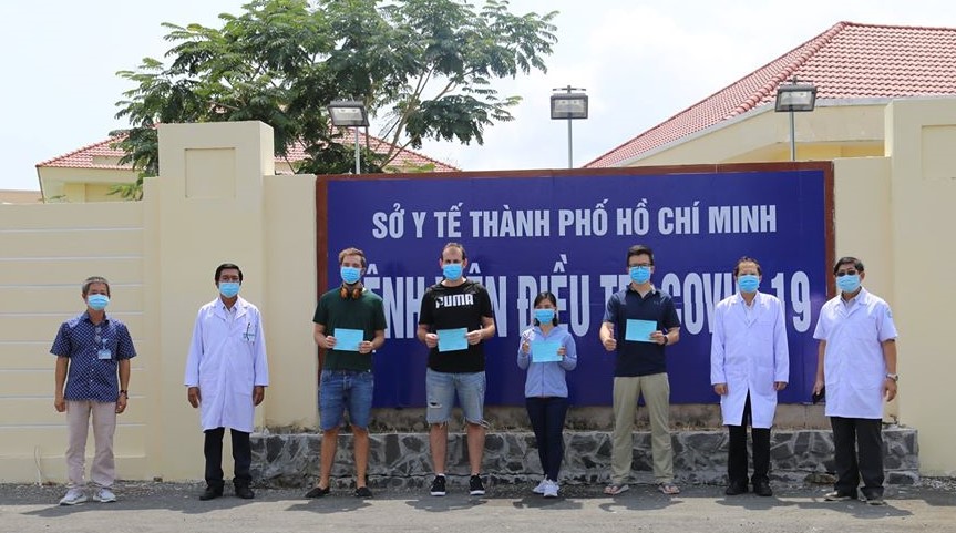 4 bệnh nhân được Bệnh viện điều trị COVID-19 huyện Cần Giờ trao giấy xác nhận khỏi bệnh.