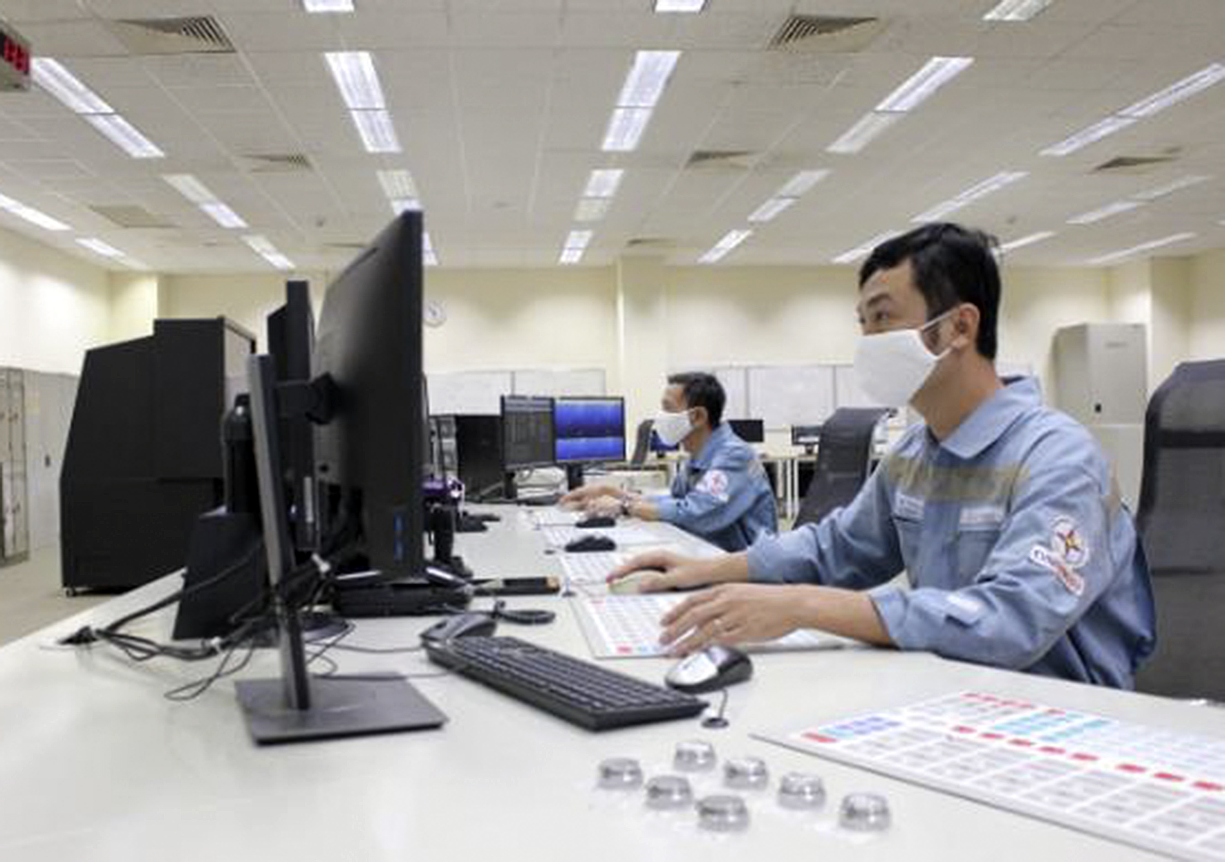 Kỹ sư, công nhân của Công ty Nhiệt điện Phú Mỹ làm việc tập trung để bảo đảm vận hành ổn định nhà máy.