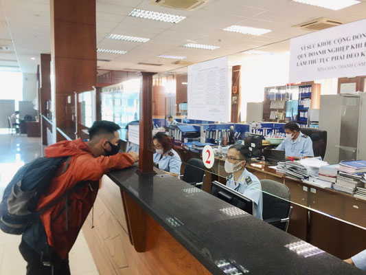 Đại diện DN làm thủ tục Hải quan tại Chi cục Hải quan cửa khẩu cảng Cái Mép.