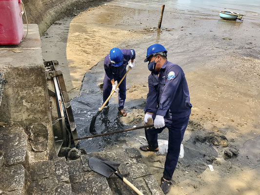 Công nhân Công ty Busadco thực hiện diễn tập phương án mở cửa xả lũ Bãi Trước khi có mưa to.