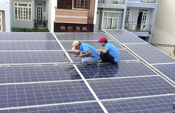 Nhân viên Công ty TNHH Công nghệ xanh Nam Tiến (phường Phước Nguyên, TP. Bà Rịa) lắp đặt hệ thống pin năng lượng mặt trời cho khách hàng năm 2019.