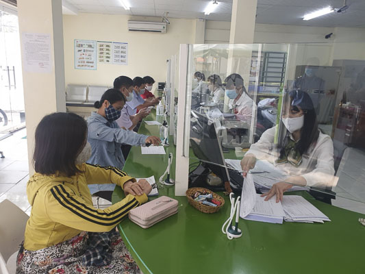 Trong thời gian qua, Vietcombank đã thực hiện nhiều gói vay ưu đãi cho khách hàng bị ảnh hưởng  bởi COVID-19. Trong ảnh: Khách hàng giao dịch tại Vietcombank Vũng Tàu.