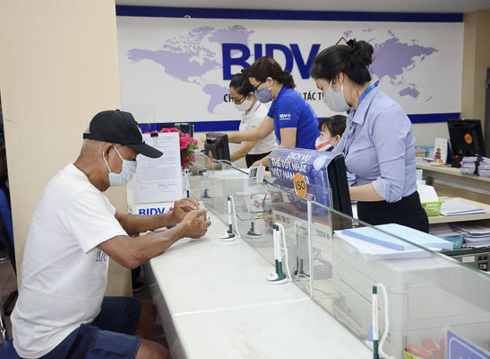 Hiện nay, BIDV Chi nhánh BR-VT đang tiến hành khảo sát, đánh giá khách hàng, trên cơ sở đó để có những hỗ trợ cụ thể cho từng khách hàng cá nhân, DN.  Trong ảnh: Khách hàng đến giao dịch tại Phòng giao dịch BIDV trên đường Nguyễn Thái Học, TP. Vũng Tàu. Ảnh: VÂN ANH.