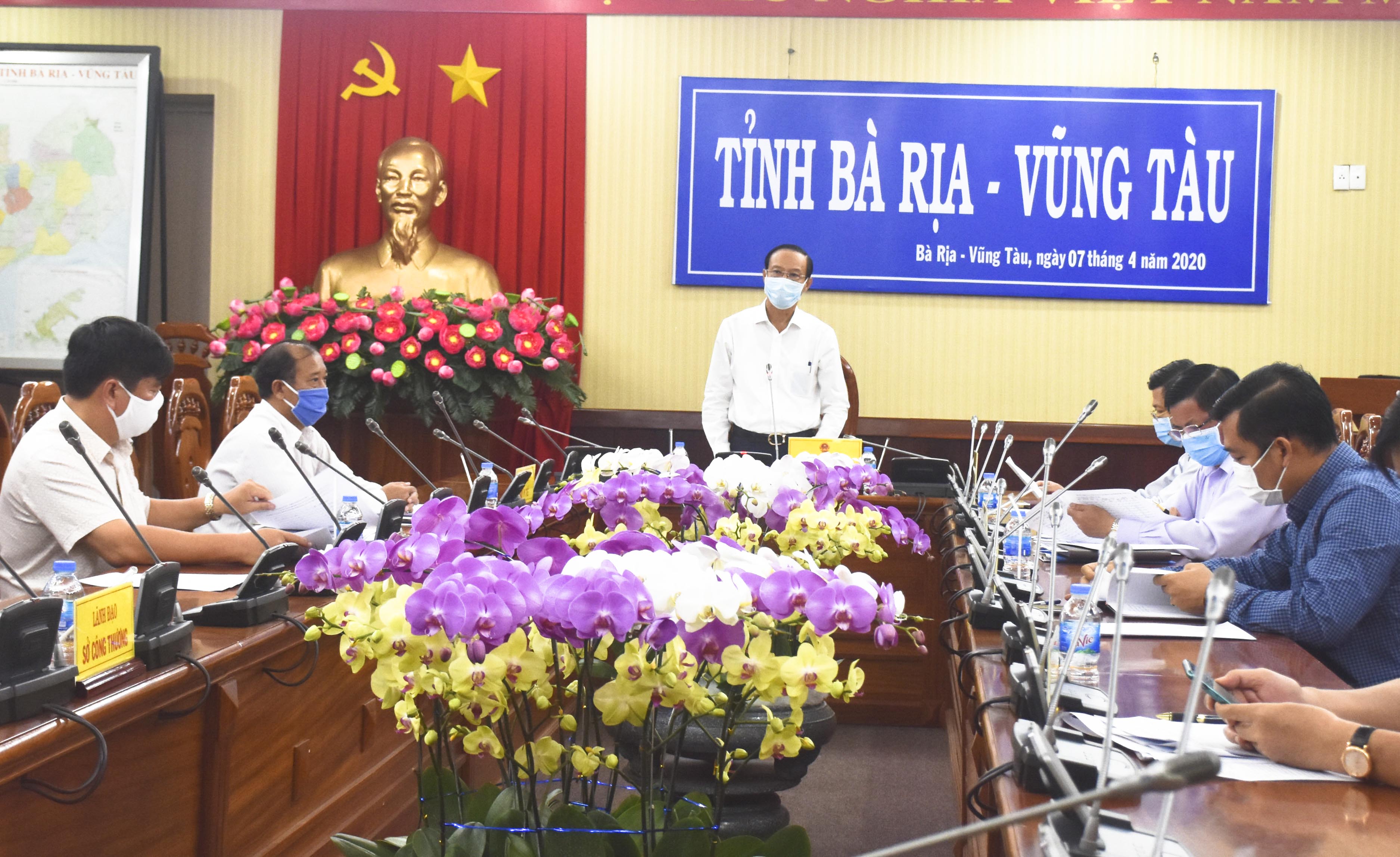 Ông Nguyễn Văn Thọ, Chủ tịch UBND tỉnh, Trưởng BCĐ phòng chống COVID-19 phát biểu tại cuộc họp.