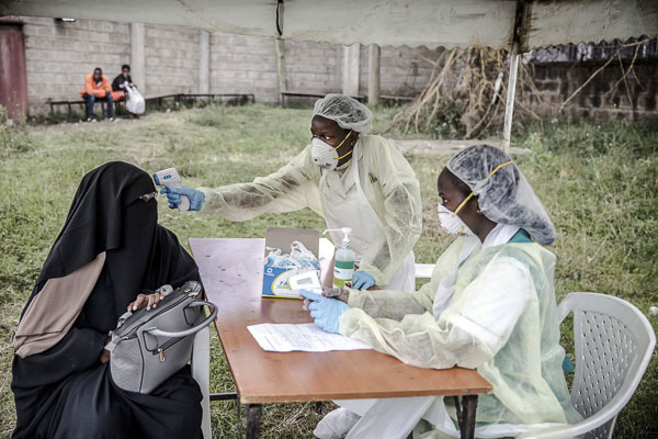 Y tá đo thân nhiệt phòng lây nhiễm COVID-19 tại bệnh viện ở Nairobi, Kenya, ngày 18/3/2020. 