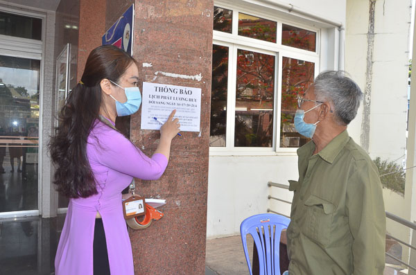 Chị Nguyễn Thị Hồng Vân, Trưởng Bưu cục Bưu điện TP.Vũng Tàu thông báo lịch chi trả lương hưu tháng 4 và 5 đến ông Đinh Văn Bình, cán bộ hưu trí phường Nguyễn An Ninh, TP.Vũng Tàu.