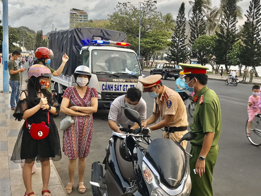 Chiều 8/4, lực lượng chức năng TP.Vũng Tàu xử lý một trường hợp đậu xe dưới lòng đường và tụ tập nơi công cộng trên đường Quang Trung. Ảnh: QUANG VŨ