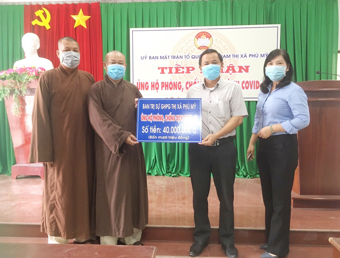 Chiều 8/4, đại diện Ban trị sự GHPG Việt Nam TX.Phú Mỹ trao bảng tượng trưng số tiền 40 triệu đồng ủng hộ phòng chống dịch COVID-19 tại UBMTTQ Việt Nam TX.Phú Mỹ.