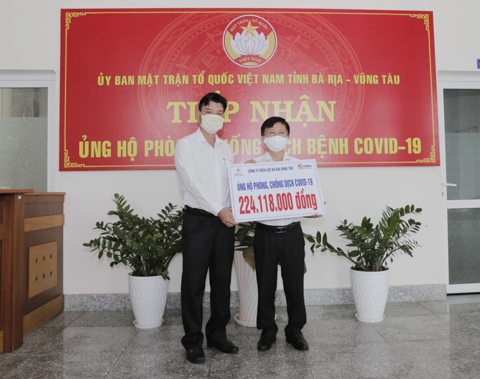 Ông Lê Minh Trưởng, Trưởng Phòng Tổ chức nhân sự Công ty Điện lực BR-VT (bên phải) trao bảng biểu trưng số tiền ủng hộ phòng chống dịch COVID-19 đến UBMTTQVN tỉnh.