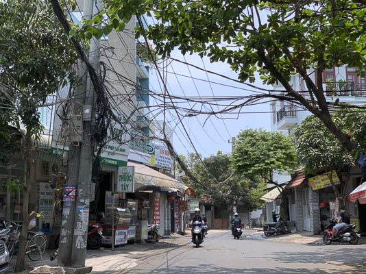 Hệ thống dây điện, dây cáp lòng thòng, đan xen chằng chịt như mạng nhện tại ngã ba Lưu Chí Hiếu - Đống Đa, Phường 10, TP.Vũng Tàu.