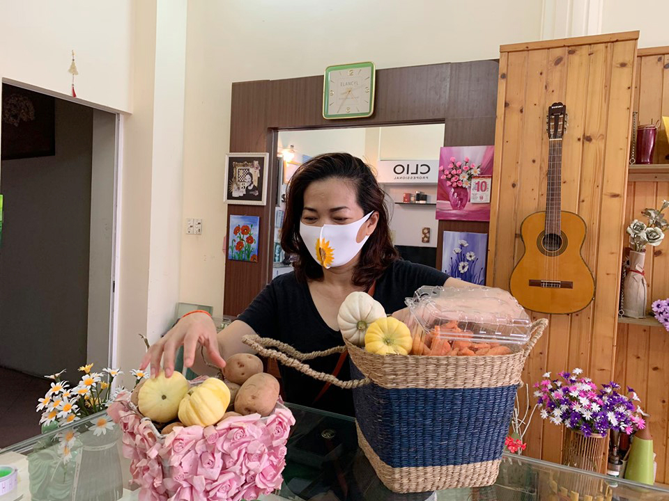 Chị Ngà chuẩn bị các mặt hàng nông sản để gói giao cho khách. Ảnh: THỤY NHIÊN