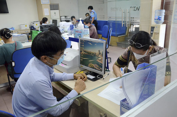 Khách hàng giao dịch tại Phòng giao dịch BIDV Nguyễn Thái Học (TP. Vũng Tàu). Ảnh: VÂN ANH