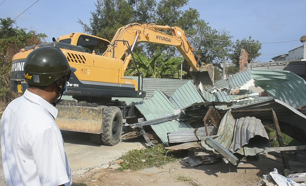 Lực lượng chức năng cưỡng chế tháo dỡ công trình nằm ở đầu hẻm 36, đường 3/2 (Phường 10, TP. Vũng Tàu).