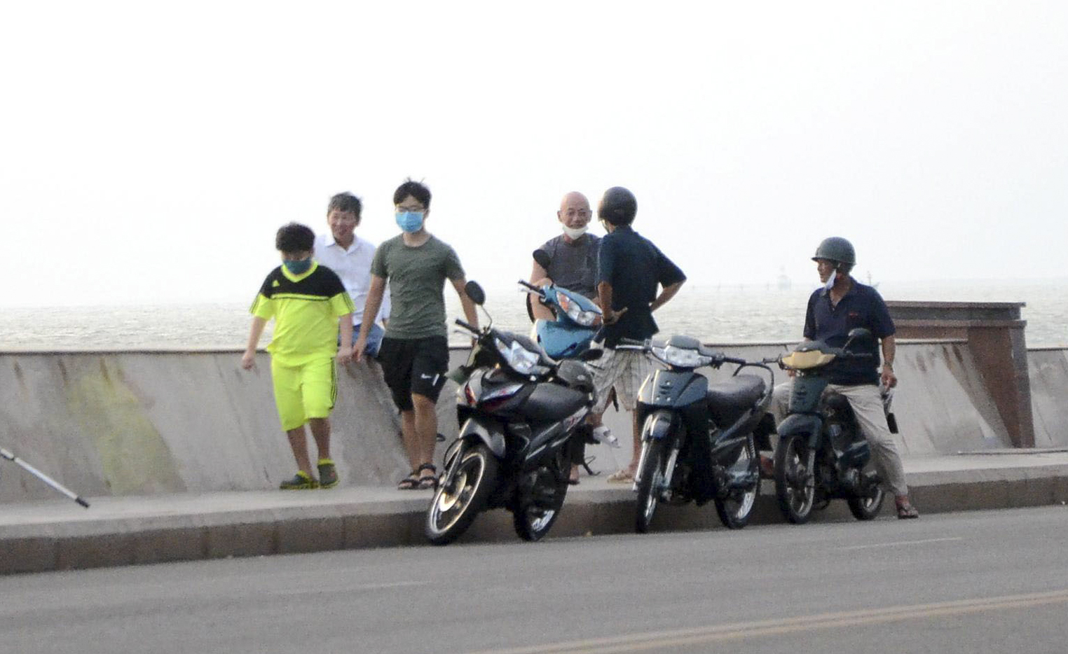 Một số người dân tụ tập chuyện trò tại đường Hạ Long (TP. Vũng Tàu) chiều 8/4. Ảnh: QUANG VŨ