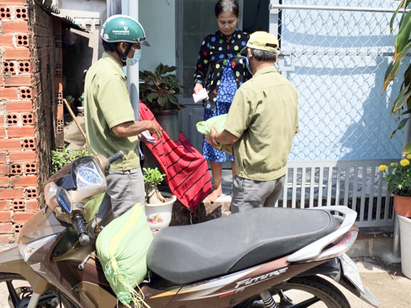 Hội Cựu chiến binh xã An Nhứt trao quà cho gia đình  có hoàn cảnh khó khăn. Ảnh: NGỌC TUYỀN