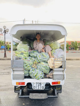 Xe chở rau củ quả từ chợ Bà Rịa về Vũng Tàu.