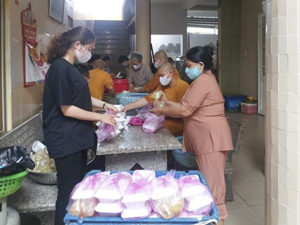Chuẩn bị cơm chay cho người có hoàn cảnh khó khăn.