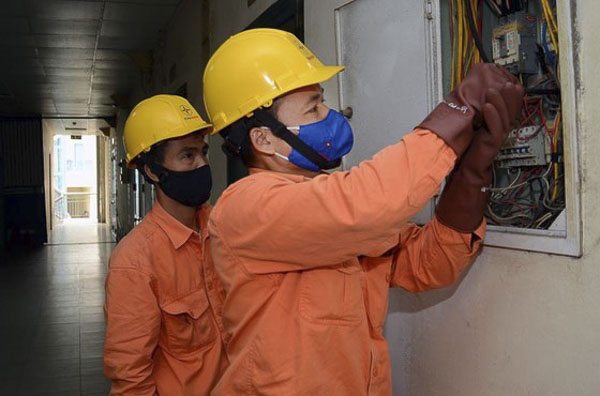 Năm nay, khách hàng lại băn khoăn muốn làm rõ nguyên nhân khi hóa đơn tiền điện lại tăng cao bất thường. 