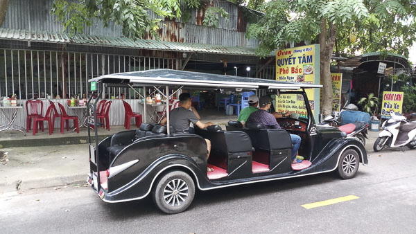Xe 4 bánh gắn động cơ điện chuyên chở khách ở huyện Côn Đảo.        Ảnh: GIA BẢO