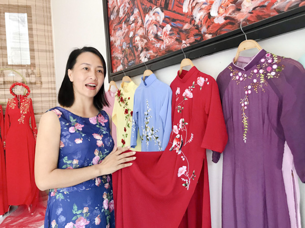 Những tà áo thêu đẹp như tranh.