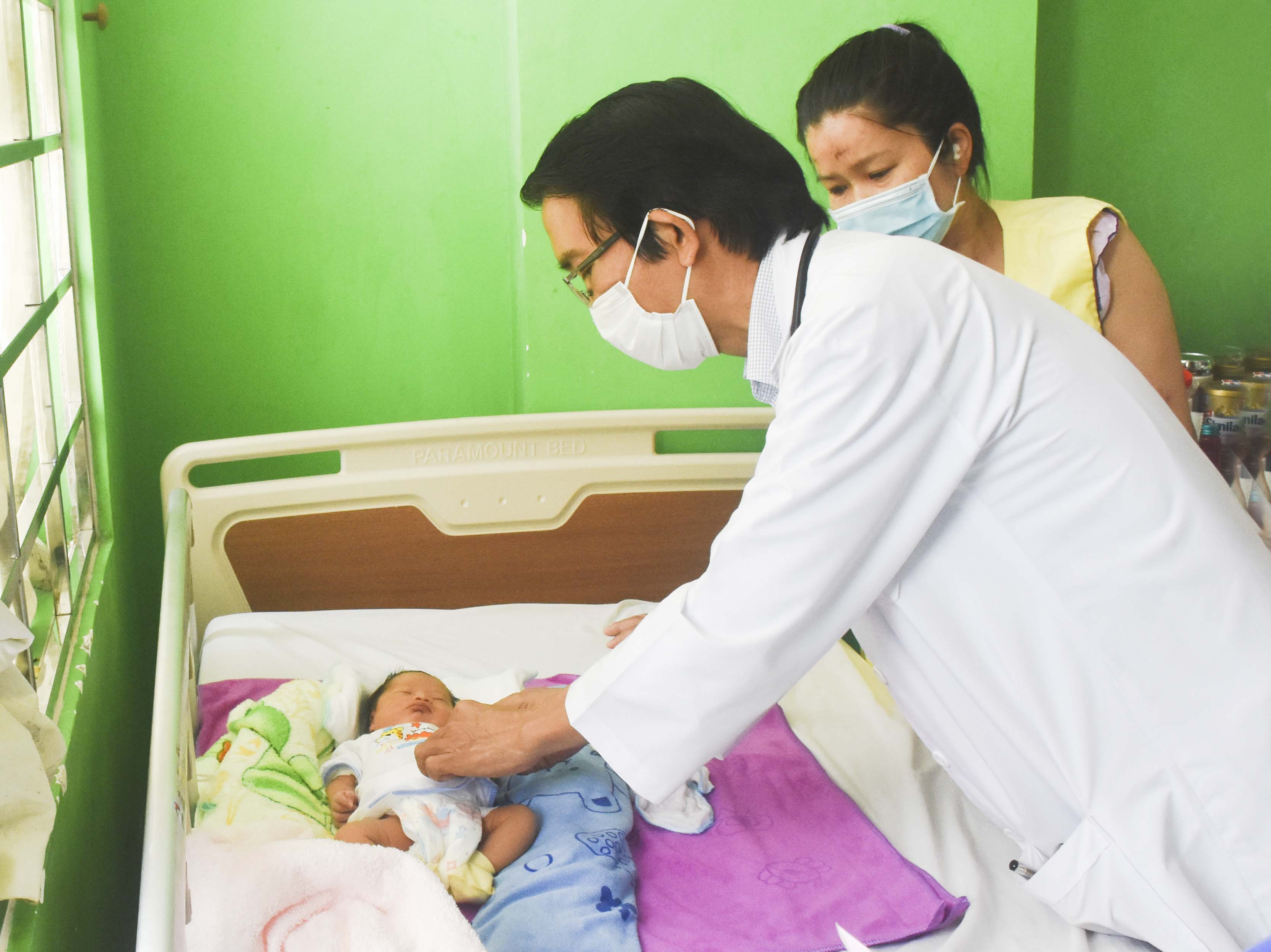 Hiện Khoa Nhi, BV Bà Rịa chỉ đang điều trị chủ yếu những trường hợp bệnh viêm phổi nặng, nhiễm trùng ở trẻ sơ sinh, nhiễm trùng đường ruột. Trong ảnh: Bác sĩ thăm khám cho một bệnh nhi đang điều trị viêm phổi tại Khoa Nhi, BV Bà Rịa.