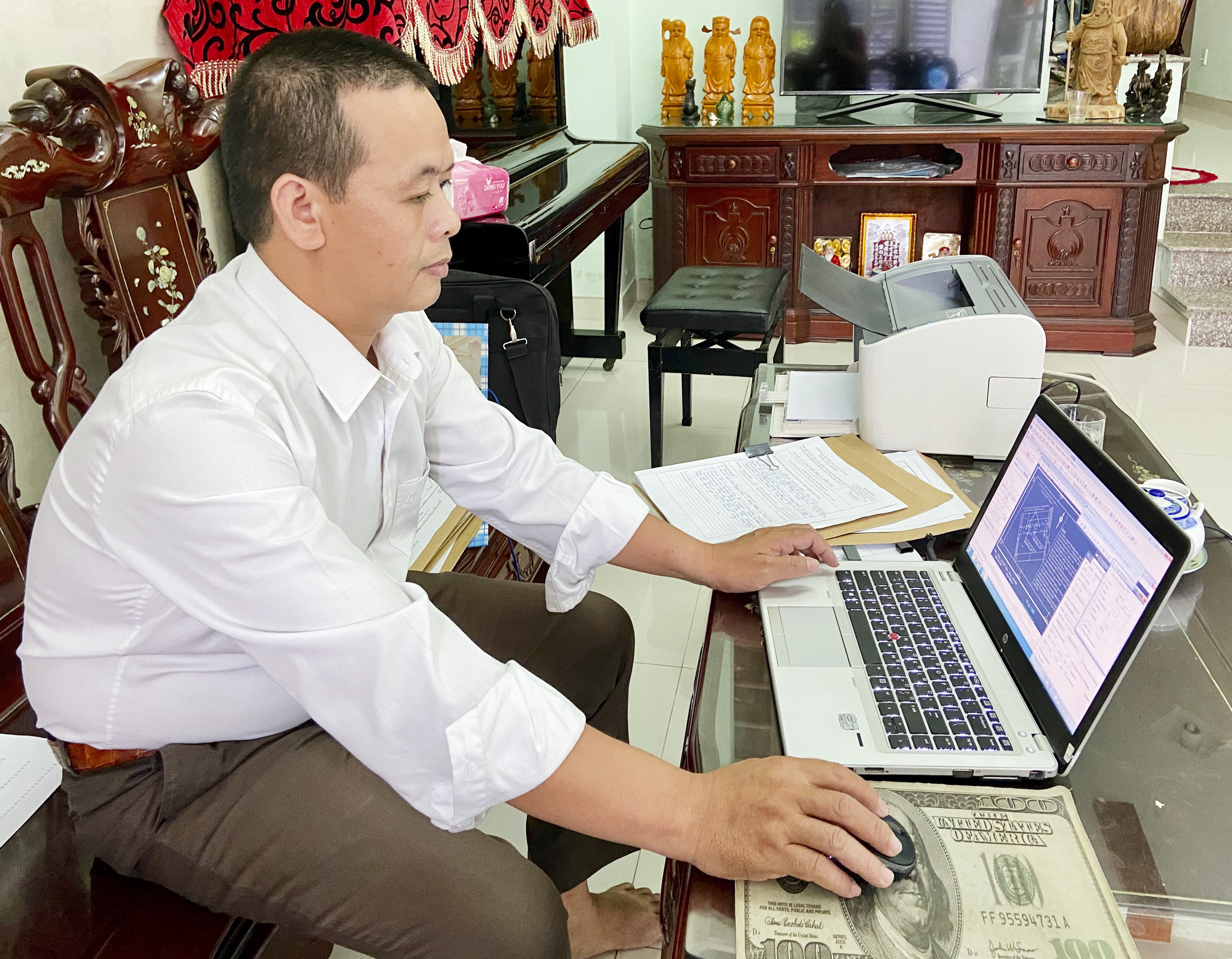Anh Tạ Duy Chinh, Chi nhánh Văn phòng Đăng ký đất đai TP.Vũng Tàu làm việc tại nhà.