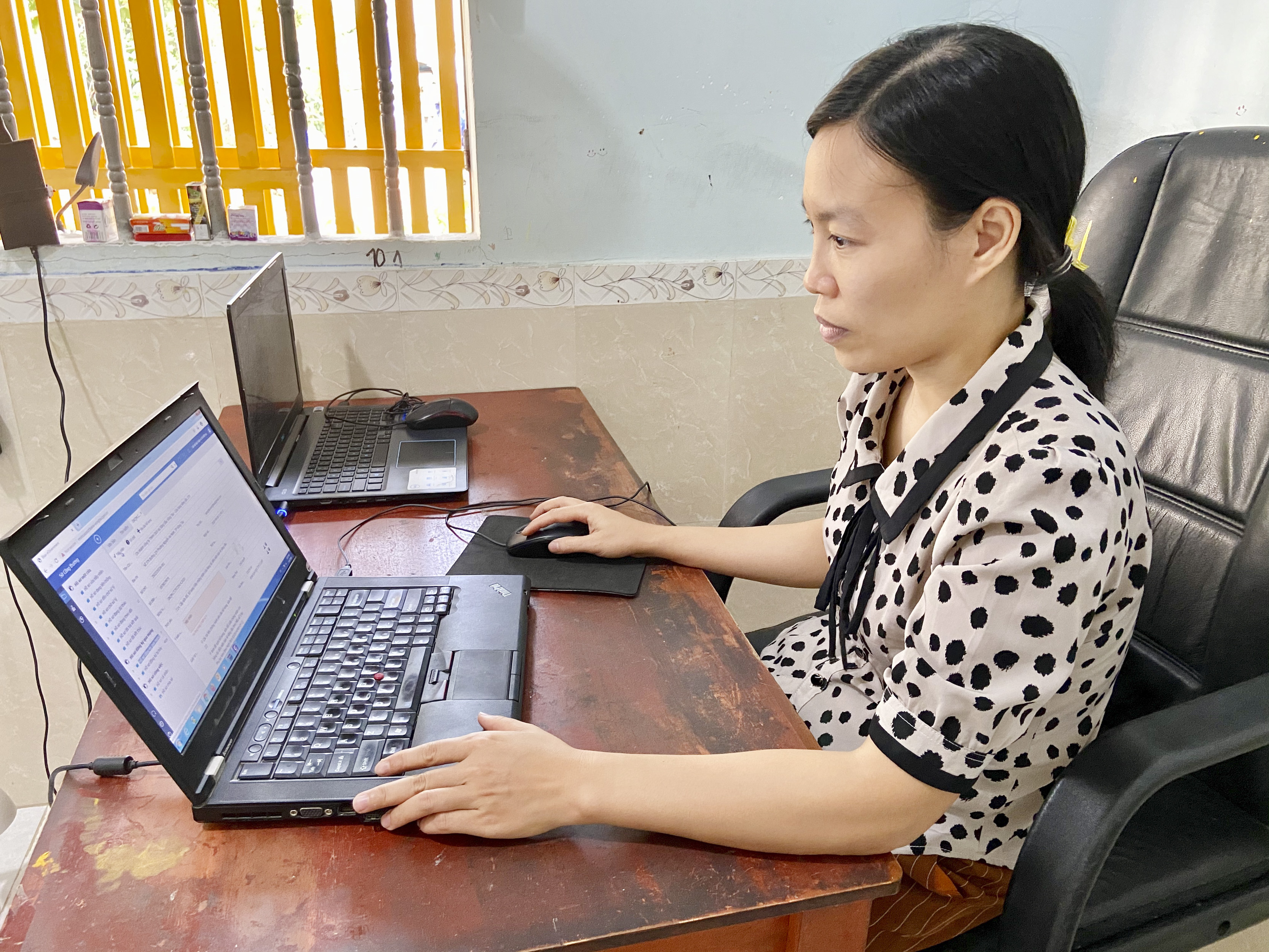 Chị Lưu Thị Hồng tiếp nhận hồ sơ trực tuyến tại nhà.