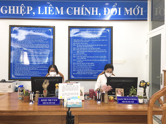 Công chức tại bộ phận một cửa Cục Thuế tỉnh nhập hồ sơ thuế.