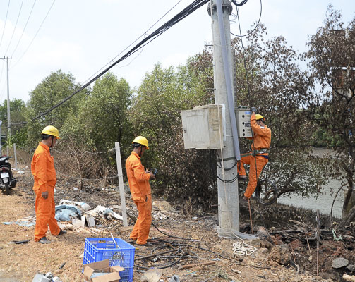 Nhân viên Điện lực Bà Rịa sửa điện trên Quốc lộ 51.
