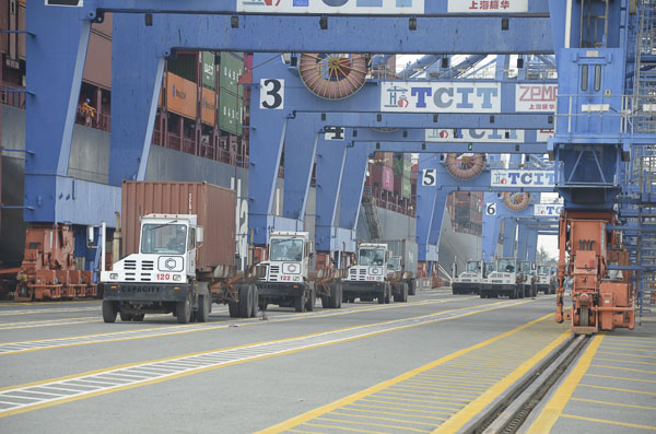 Xếp dỡ hàng container tại Cảng TCIT.