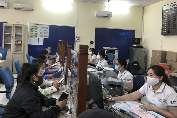 Trong quý I/2020, tiền gửi tiết kiệm có mức tăng trưởng cao. Trong ảnh: Khách hàng giao dịch tại BIDV Phú Mỹ.