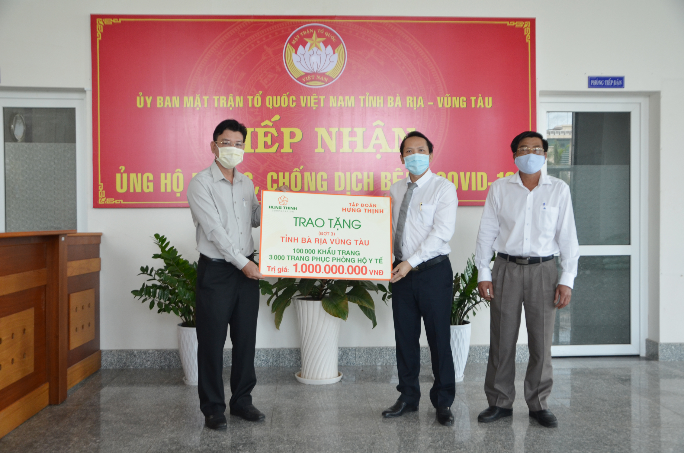 Đại diện Tập đoàn Hưng Thịnh (giữa) trao trang thiết bị y tế đến tỉnh BR-VT. 