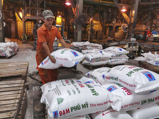 Sản xuất phân đạm tại Nhà máy Đạm Phú Mỹ.