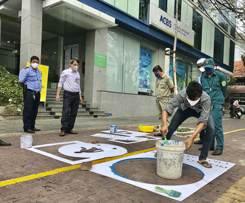 UBND Phường 2 vẽ mô hình sử dụng hè phố trên đường Hoàng Hoa Thám để chuẩn bị tiến tới việc thu phí sử dụng tạm hè phố. Ảnh: QUANG VŨ