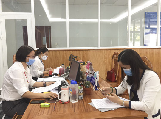 Khách hàng giao dịch tại bộ phận một cửa Văn phòng Cục Thuế tỉnh.
