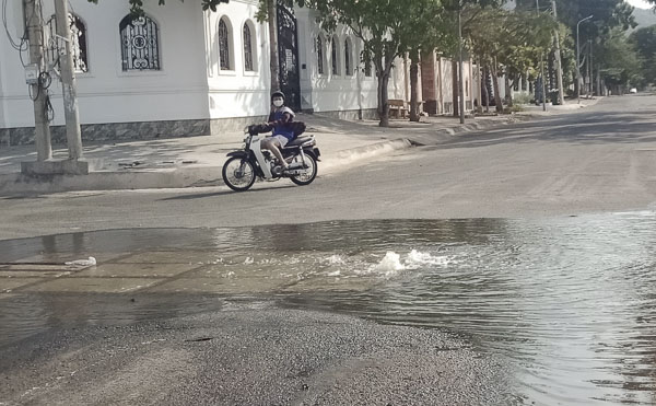 Nước dội ngược từ hệ thống thoát nước lên mặt đường Tôn Đức Thắng, Phường 9.
