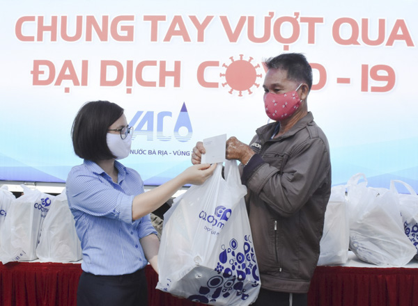Đại diện BWACO trao quà cho hộ nghèo xã Kim Long (huyện Châu Đức) ngày 16/4. Ảnh: QUANG VŨ