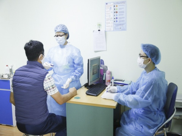 Bác sĩ Bệnh viện K khám cho người bệnh.