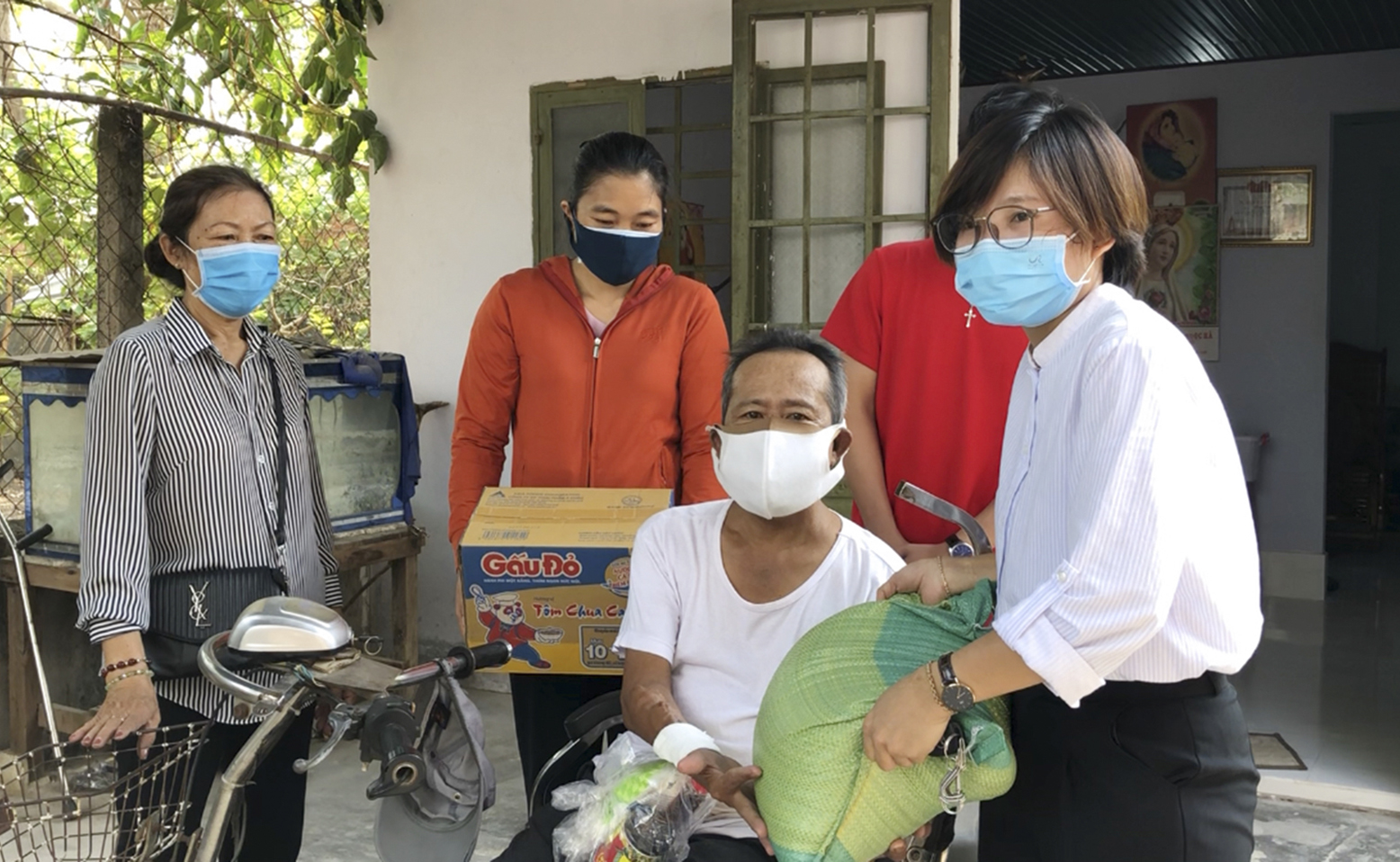 Các nhà hảo tâm trao gạo, mì gói giúp ông Phan Quốc Việt (ở tổ 2, khu phố Ngọc Hà, phường Phú Mỹ, TX.Phú Mỹ) bị khuyết tật và suy thận mãn tính, bán vé số, vượt qua khó khăn trong dịch COVID-19.