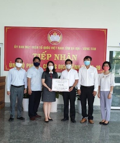 Đại diện UBMTTQVN tỉnh tiếp nhận 100 triệu đồng ủng hộ từ BIDV Chi nhánh Bà Rịa.
