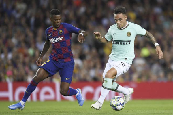 Lautaro Martinez (bìa phải) từng gây ấn tượng khi đối đầu Barcelona.