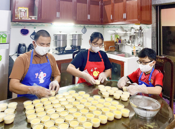 Minh Châu, Minh Nhật cùng bố làm bánh flan.