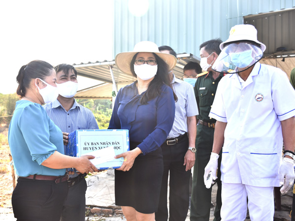 Bà Lê Thị Trang Đài, Chủ tịch UBND huyện Xuyên Mộc, Trưởng BCĐ phòng, chống dịch COVID-19  huyện Xuyên Mộc tặng quà động viên các thành viên  chốt kiểm tra y tế tại tỉnh lộ 328.