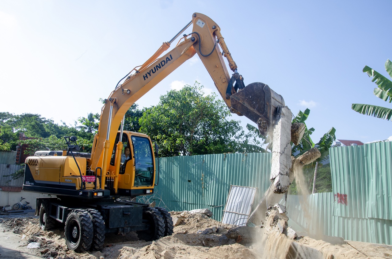 Lực lượng chức năng cưỡng chế tháo dỡ công trình nằm ở cuối hẻm 820, đường Bình Giã (phường 10, TP. Vũng Tàu).