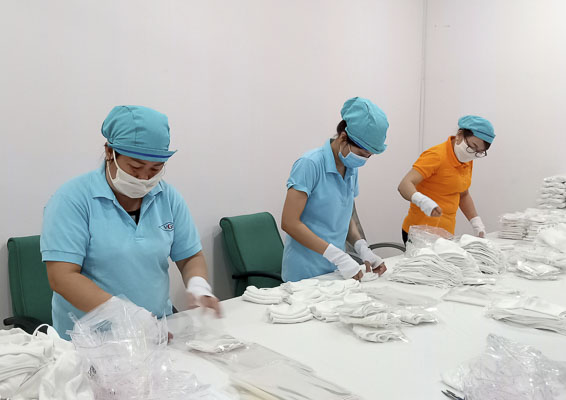 Dịch COVID-19 đã làm ảnh hưởng nặng nề đến hoạt động sản xuất, kinh doanh của các DN. Trong ảnh: Công nhân Công ty CP May Vũng Tàu đóng gói khẩu trang vải kháng khuẩn tại xưởng. Ảnh: ĐÔNG HIẾU