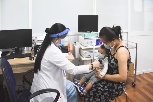 Bác sĩ được trang bị phòng hộ đầy đủ khi thăm khám  cho bệnh nhân tại Bệnh viện Vạn Phước. 