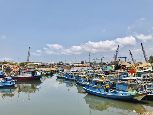 Tàu thuyền neo đậu, xả thải cũng là nguyên nhân khiến kênh Rạch Bà ngày một ô nhiễm.